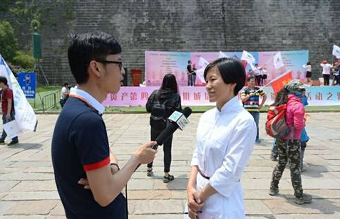 “微信朋友圈广告有身份证就能办信用卡 成千上万不要轻信这些广告”