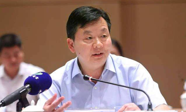 “金陵十三钗影评观后感：战争洗礼下，酒肉神棍成了尊贵的器皿”