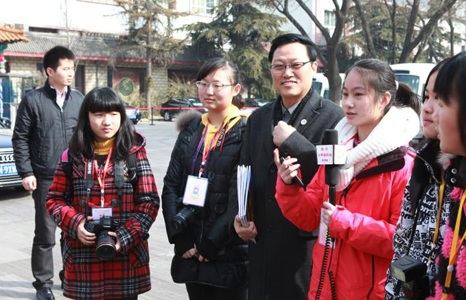 “每逢佳节倍思亲的佳节指的是什么节日？”